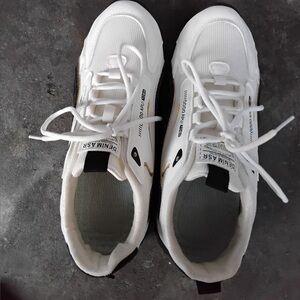 White black and gold shoes. Brand new no wears perfect conditions